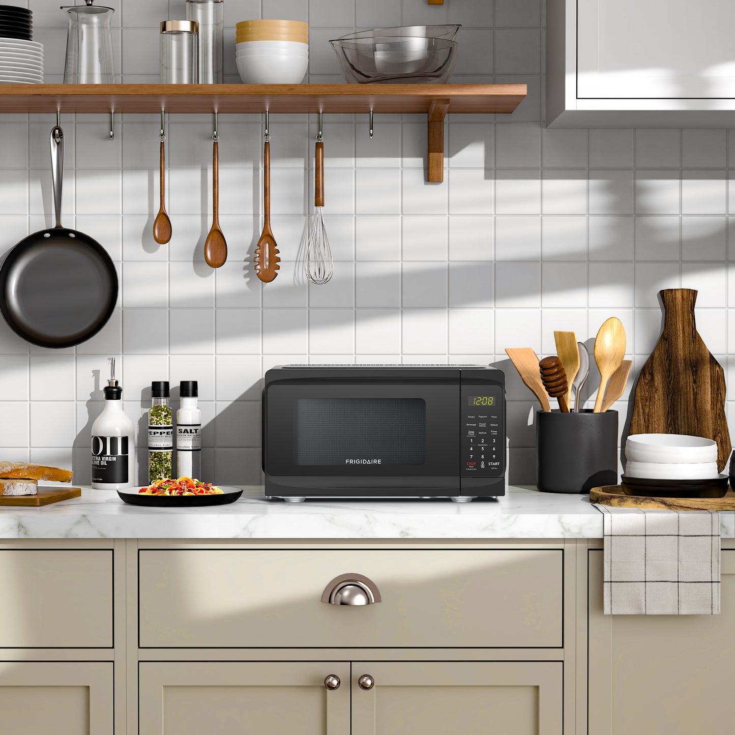 Frigidaire 0.7-cu ft 700-watt Microwave - Black