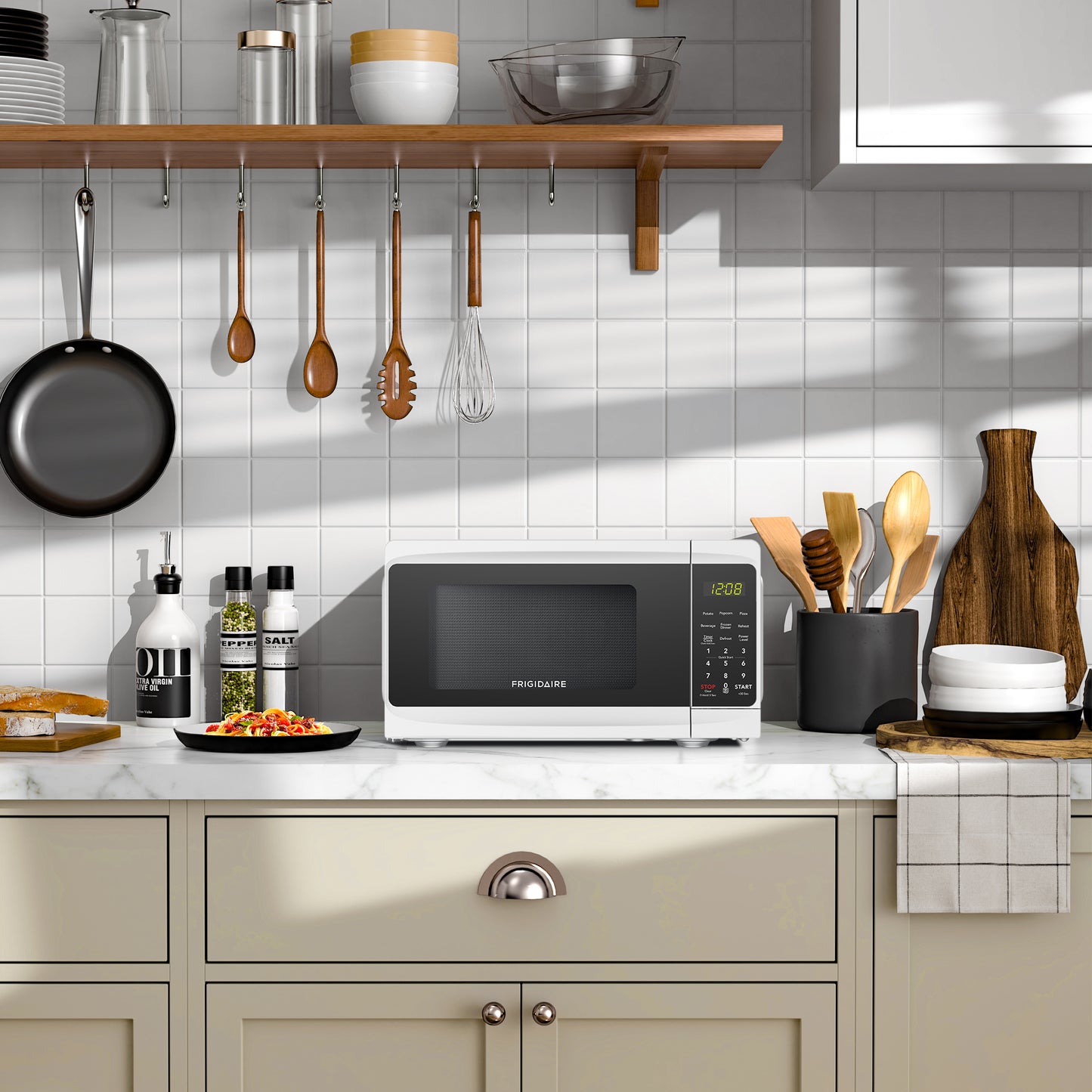 Frigidaire 0.7-cu ft 700-watt Microwave - White