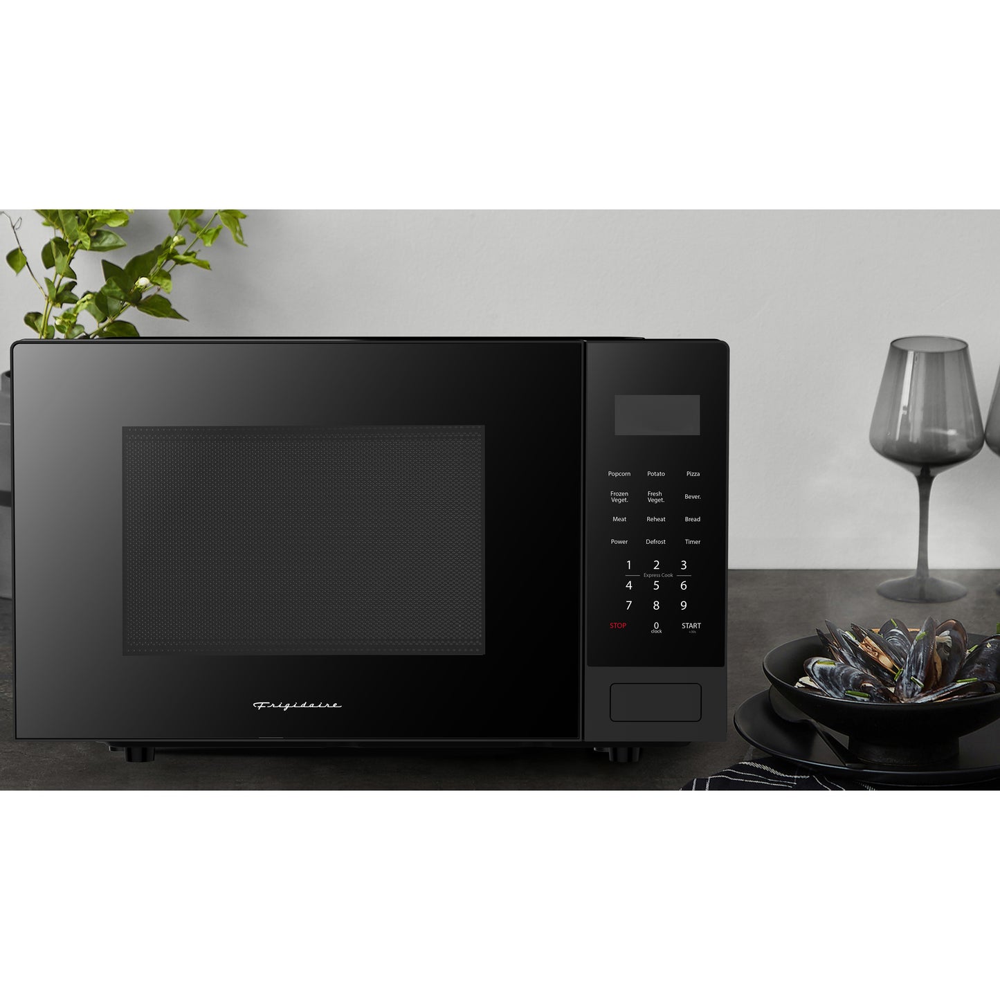 Frigidaire 0.9-cu ft 900-watt Microwave - Black