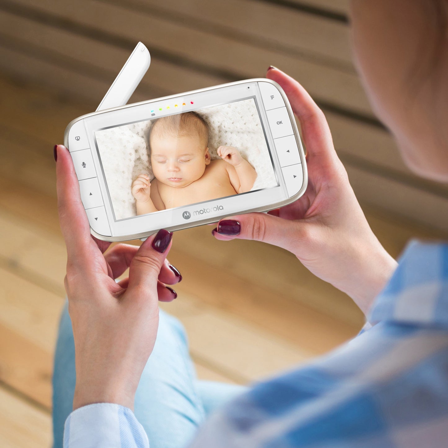 Motorola VM855 Connect Portable Wi-Fi Video Smart Baby Monitor with Flexible Crib Mount - White & Gold